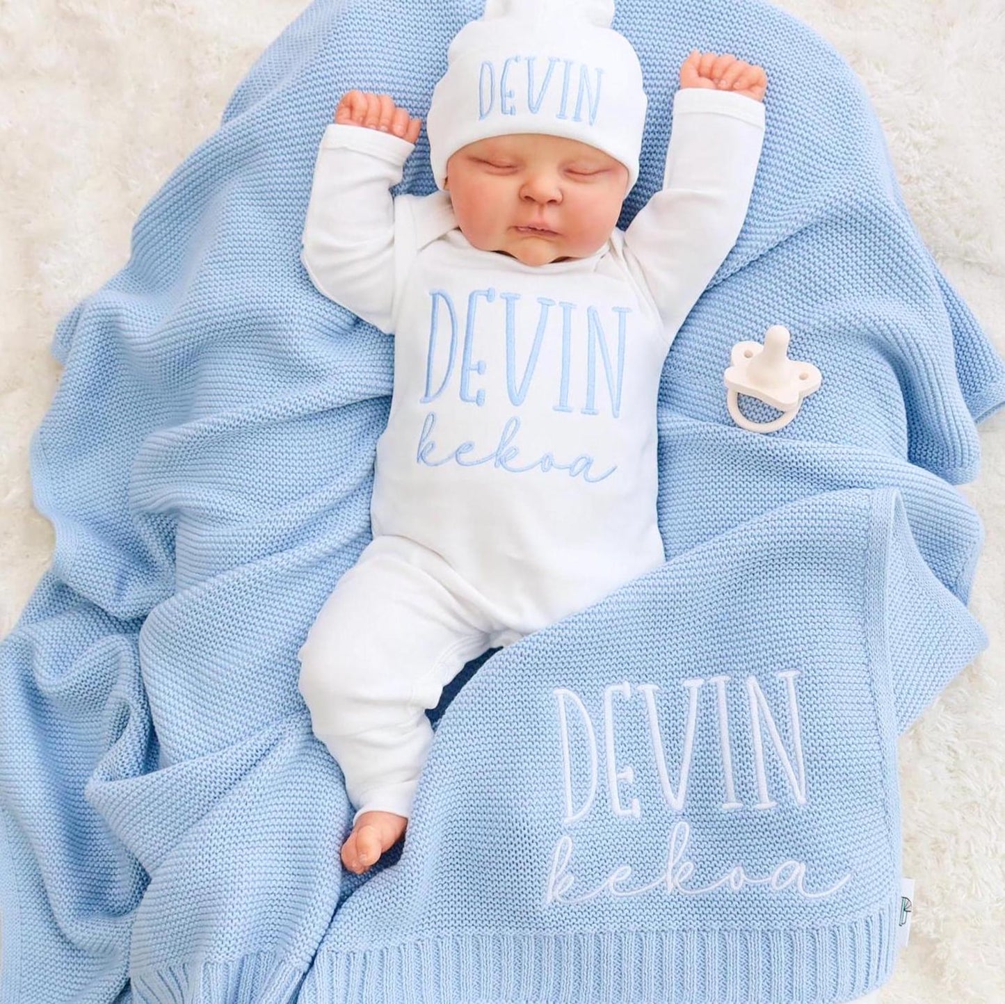 Personalized Newborn Outfit Set – Blanket, Bodysuit & Hat