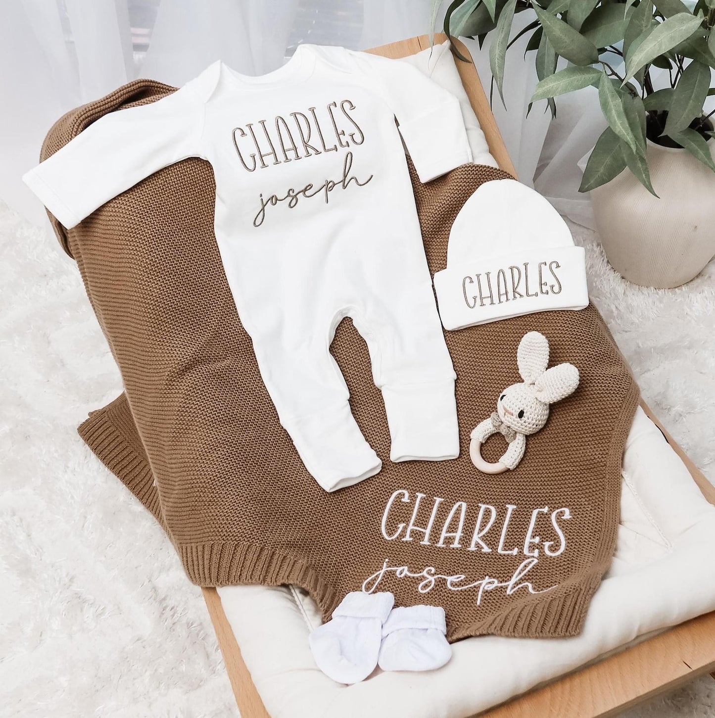Personalized Newborn Outfit Set – Blanket, Bodysuit & Hat