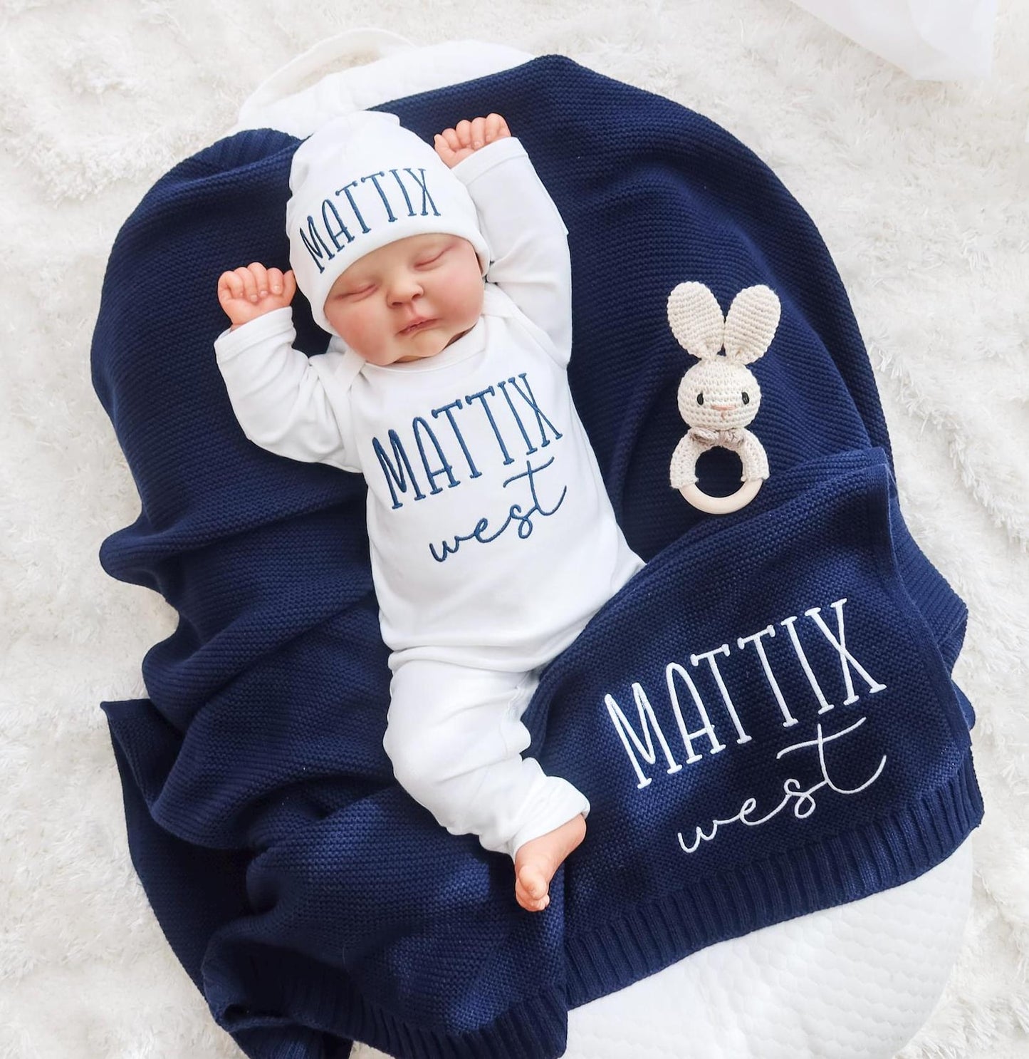 Personalized Newborn Outfit Set – Blanket, Bodysuit & Hat