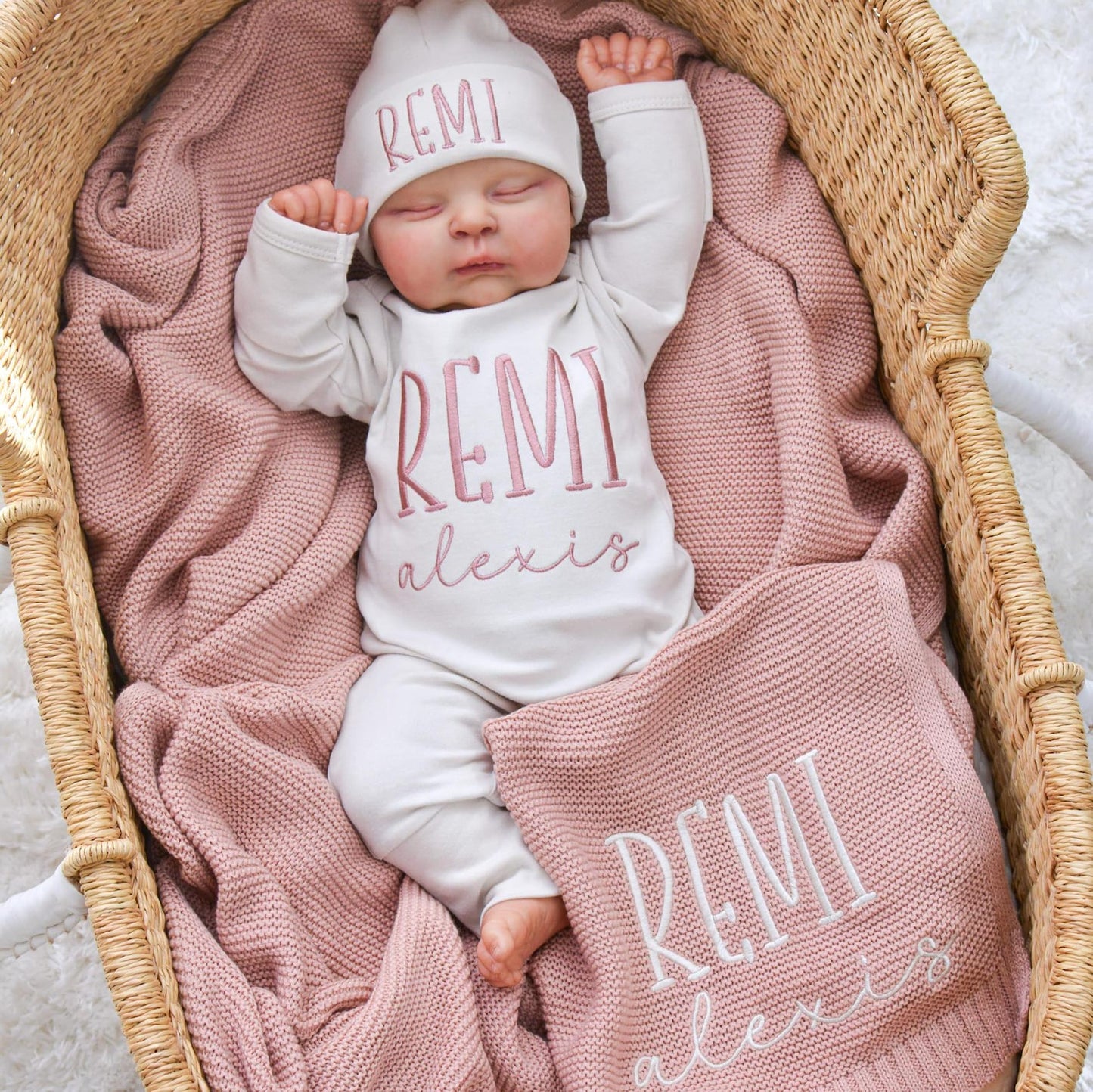 Personalized Newborn Outfit Set – Blanket, Bodysuit & Hat