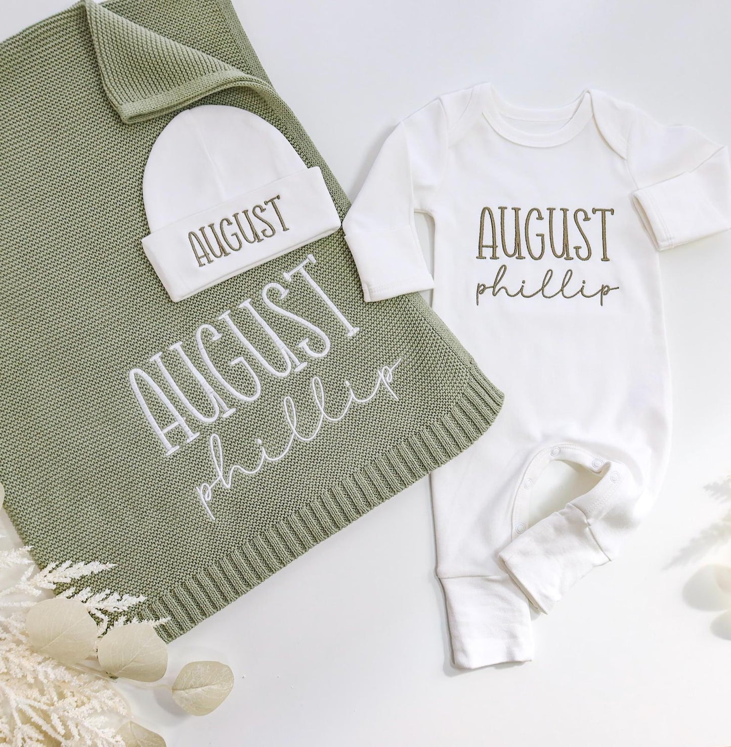 Personalized Newborn Outfit Set – Blanket, Bodysuit & Hat